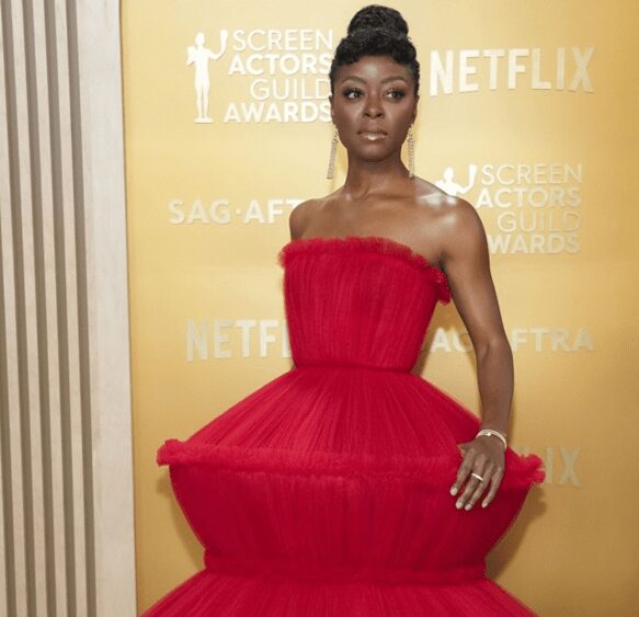 Даниел Дедвајлер со смел стајлинг на SAG Awards: Фановите ја споредија со „столна ламба“
