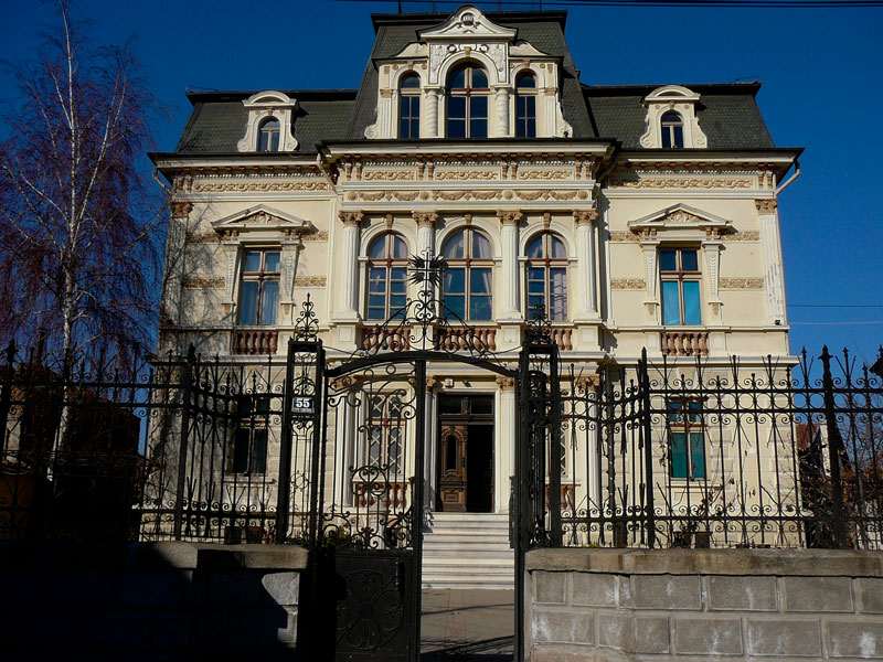 Не е Лувр, ова е кај нас: еден од најубавите примероци на нео-барокната архитектура во Македонија