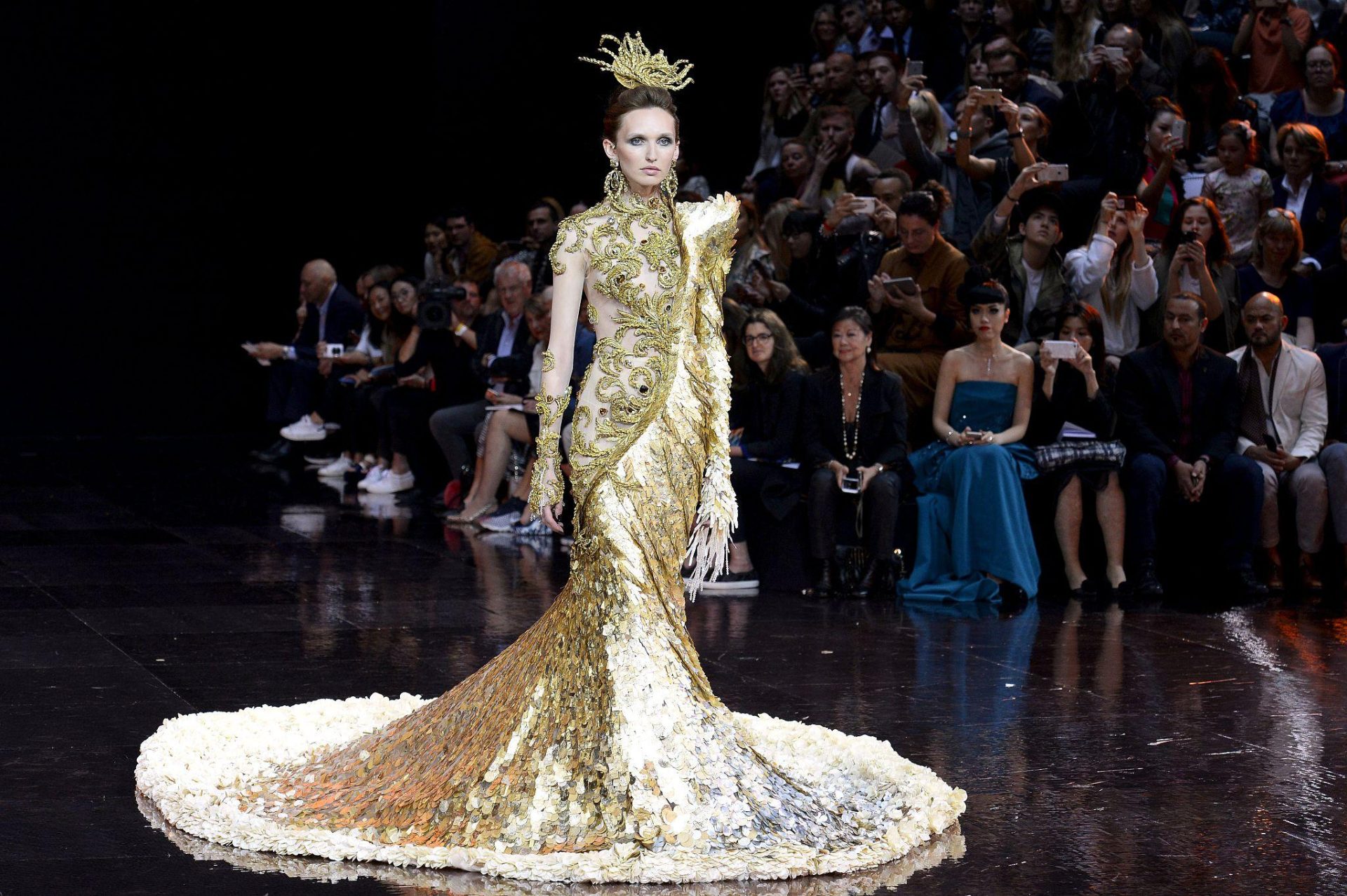 Од конец до couture: колку различни професии се потребни за еден луксузен фустан?