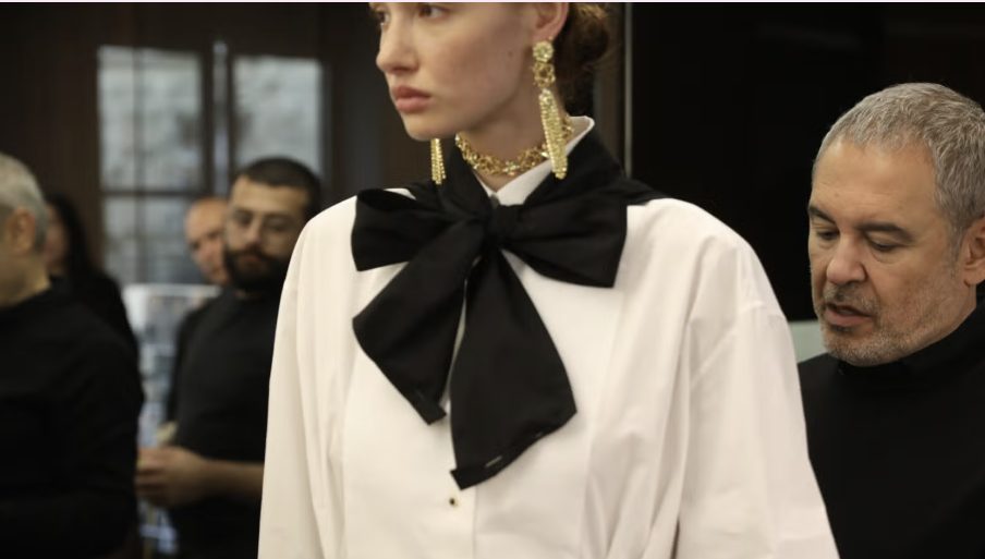 ЕЛИ СААБ ЗА H&M: КОГА КРАЛОТ НА ЦРВЕНИОТ ТЕПИХ ЈА СПУШТА ВИСОКАТА МОДА НА УЛИЦА